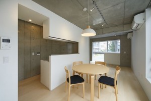 コンクリートと光がつくるギャラリー空間。新宿近くのSOHO対応デザイナーズ物件【賃貸/SOHO可/オフィス可/新宿区/～30万/50㎡以上】