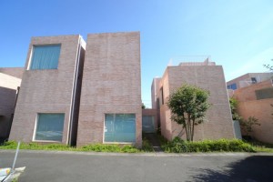 成城,世界的建築家設計のタウンハウスに住まう【賃貸】