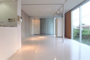 洗足,屋内バルコニーで連結された緑の中庭を挟むガラスのユニット1LDKプラン【賃貸/ペット可】※お申込み中になります