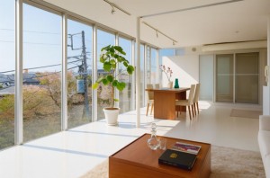 洗足,緑の中庭を挟むガラスのユニット【賃貸/ペット可/大田区/～27万/55㎡以上】※お申込み中になります
