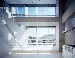 グッドデザイン賞受賞の高いデザイン性に住まう高い吹き抜けのあるメゾネット空間【賃貸/大田区/～25万/65㎡以上】