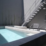 専用プールは光と水が織りなすプライベート空間