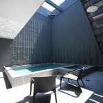 専用プールは光と水が織りなすプライベート空間