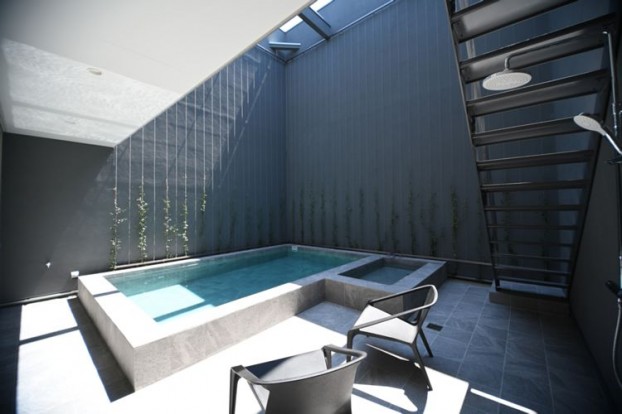 専用プールは光と水が織りなすプライベート空間