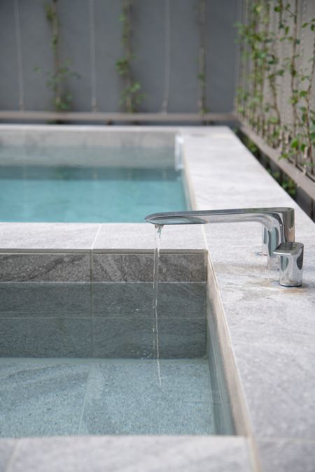 水音に癒される贅沢な露天風呂空間