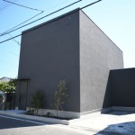 洗練された黒壁が映えるモダン住宅(外観)