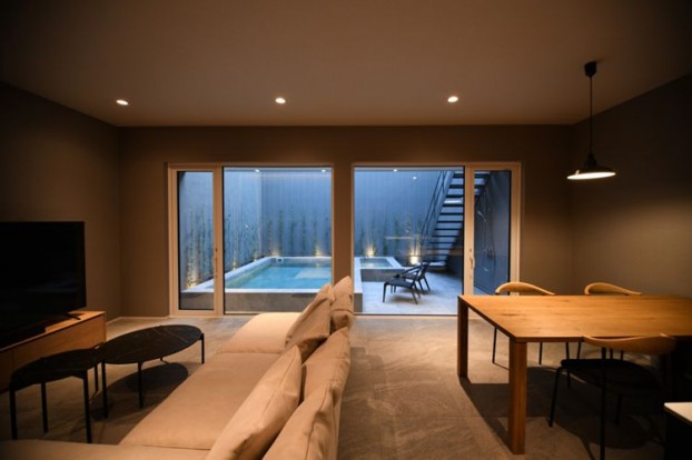 プライベートプール付き高級住宅のリビングルーム