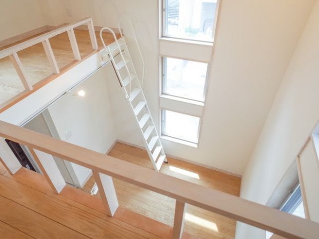 広いロフトと吹き抜けのあるデザイナーズ