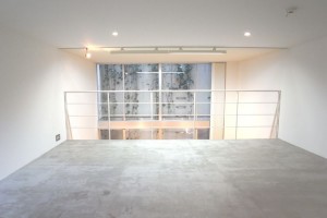 代々木上原,らせん階段がつなぐ大きな吹き抜けと開口のある地階メゾネット空間【賃貸/SOHO可】