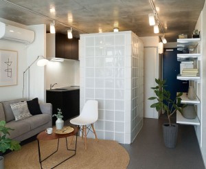 雑色,ガラスブロックの光が抜ける、回遊するワンルーム。【賃貸/大田区/～10万/25㎡以上】