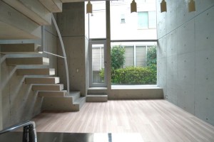 西馬込,大開口と吹き抜けが魅力のリーズナブルながら高い居住性のあるデザイン空間【賃貸/SOHO可】