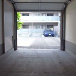 専用ガレージ内から