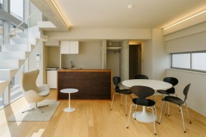 目黒に佇む白の集落─光を抱くメゾネット空間【賃貸/SOHO可/オフィス可/目黒区/～30万/45㎡以上】