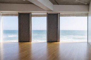 七里ヶ浜の海を見渡すオーシャンフロントの絶景ロケーション【賃貸/SOHO可/ペット可/鎌倉市/～70万/135㎡以上】