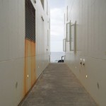 通路から望む海